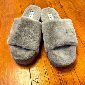 Steve Madden grey platform fuzzy shoes Large